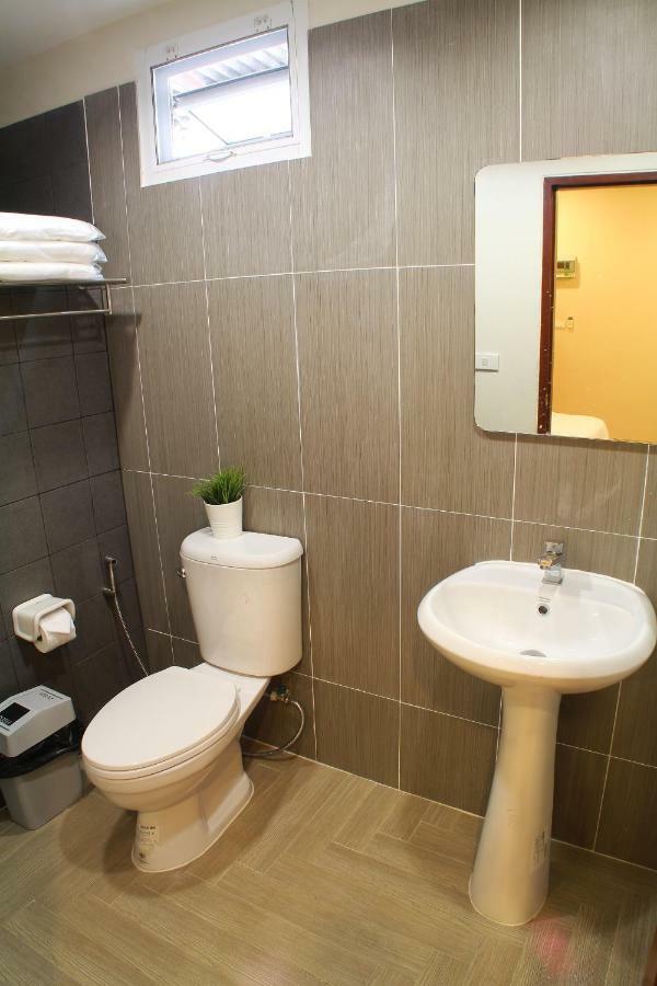 S'Prima Hostel Phitsanulok Esterno foto