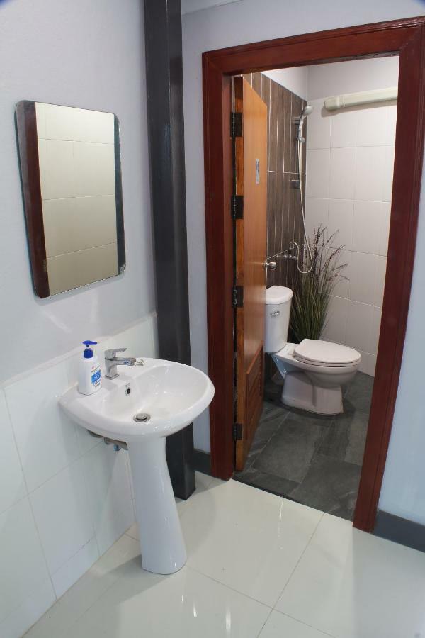 S'Prima Hostel Phitsanulok Esterno foto
